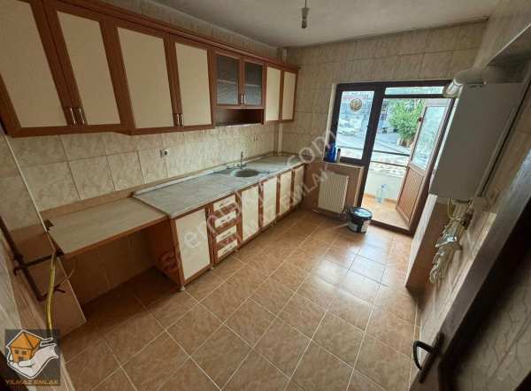Yilmaz'dan ara kat cadde üzeri̇nde 3+1 ki̇ralik dai̇re
