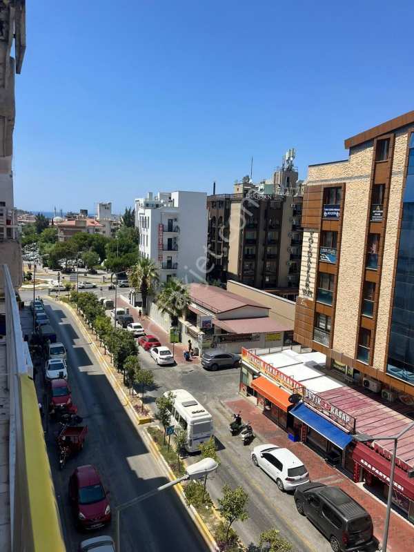 Kuşadası tam merkezde çok geniş ferah 3+1 satılık daire