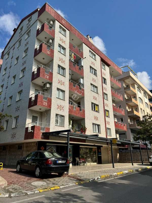 Kuşadası merkezde ara kat asansörlü havuzlu sitede 2+1 satılık daire