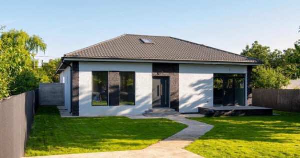Casa paulesti langa padure.