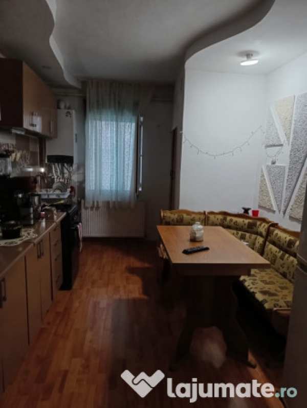 Vand apartament cu 3 camere