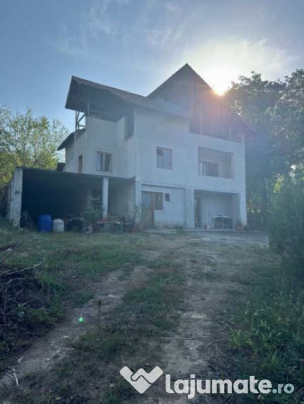 Casa de vanzare la rosu