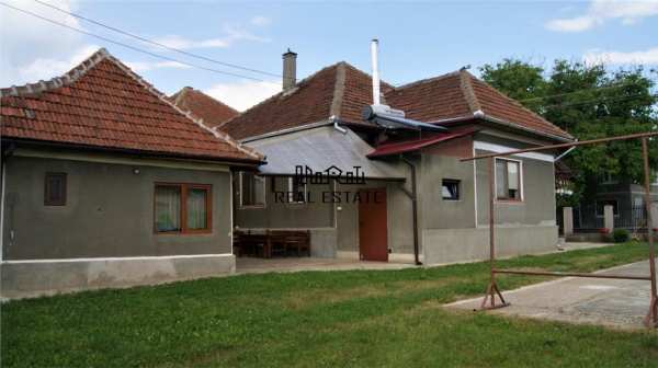 Casa la dn74 brad abrud, 2500 mp curte, gradina si livada