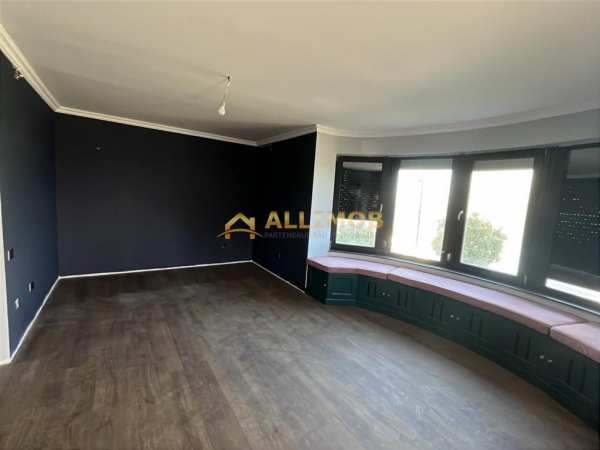 Eleganta la malul lacului- vila premium cu ponton privat.