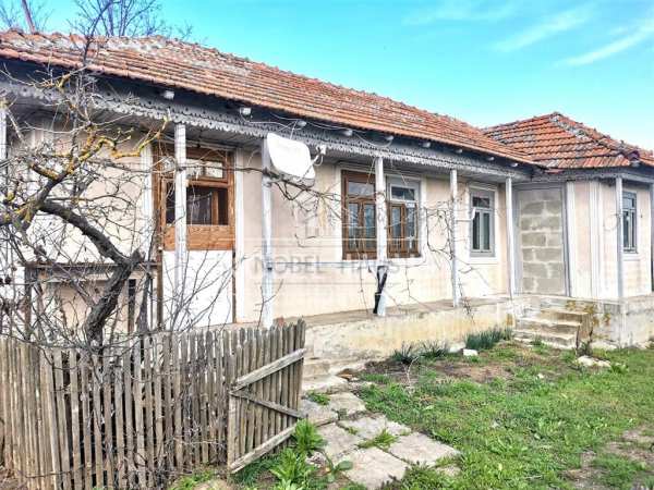 Casa batraneasca si teren intravilan, in sat sarbi, comuna banca, jud vaslui