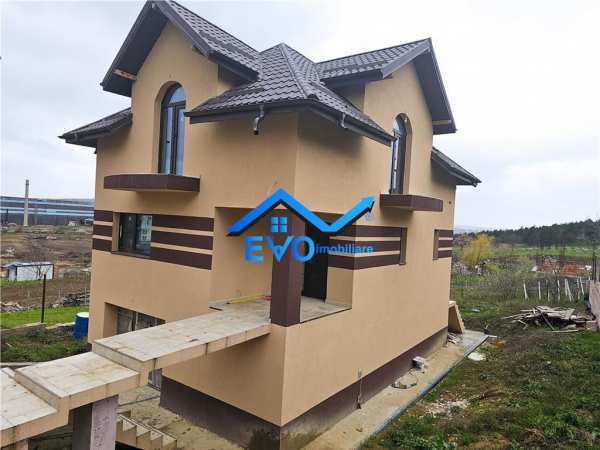Vila in hlincea , 4 camere , garaj si beci ,  500 mp teren