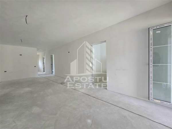 Jumatate de duplex pe parter cu 3 camere si 2 bai, finalizat, sag
