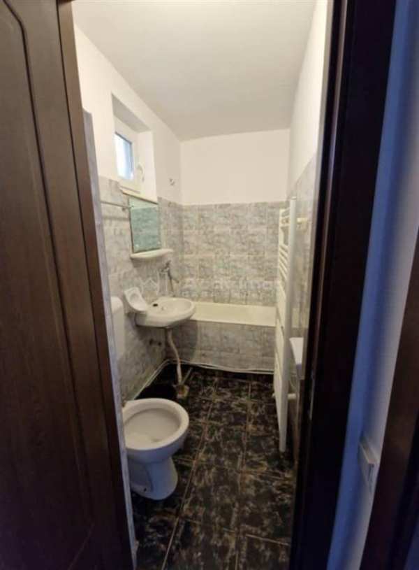 Apartament de vanzare - trei camere - proaspat renovat