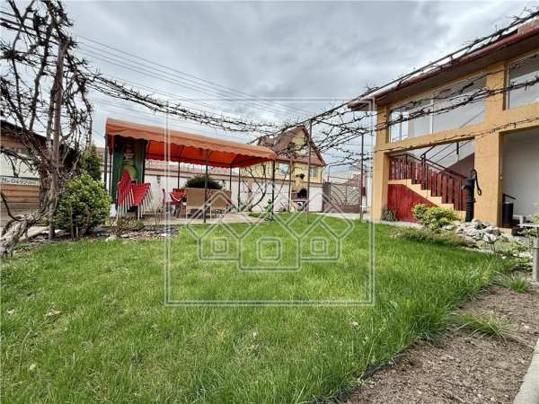 Pensiune cu 9 camere, 7 bai, 240 mpu, 360 mp teren - zona lazaret