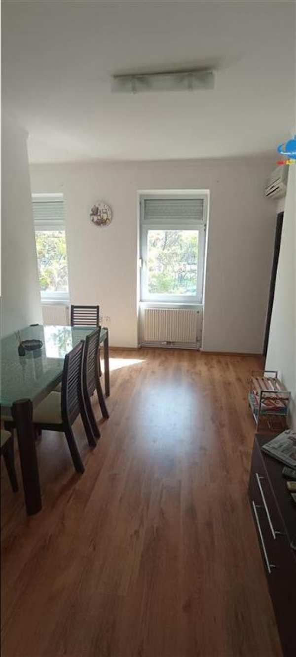 Spatiu 3 camere et 1 piata doroban?i stradal