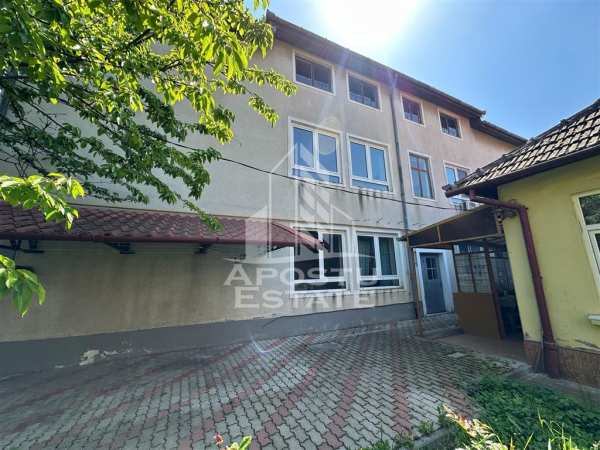 Cladire comerciala p+1e+m si casa, 797 mp teren, zona crisan