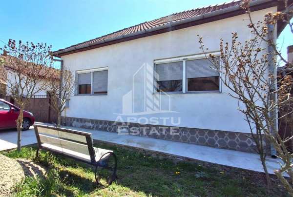 Casa de vanzare in ineu formata din 2 cladiri