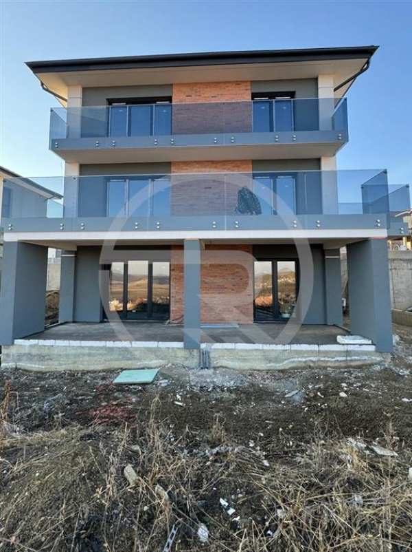 Casa individuala cu panouri fotovoltaice, situata in dezmir!