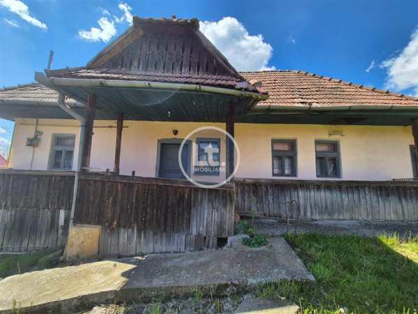 Casa batraneasca si teren de vanzare la 5 km de tg mures