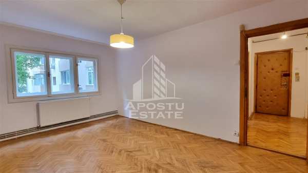 Apartament 4 camere, decomandat, etaj intermediar, calea aradului