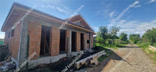 Casa pe un singur nivel  cu 4 camere si 390 mp teren de vanzare in sura mica