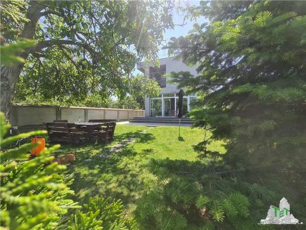 Vila de lux 5 camere cu gradina superba cornetu