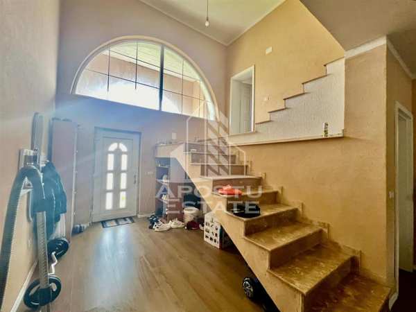 Jumatate de duplex cu 6 camere in mosnita noua, la asfalt, cu garaj