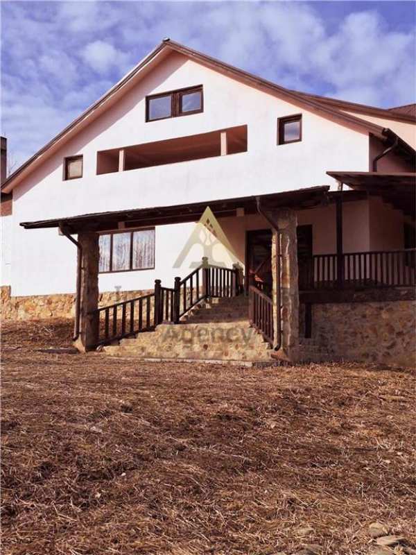 De vanzare motel/pensiune/cazare/sala evenimente p + 1 si teren 8000 mp- pensiune, agrement,