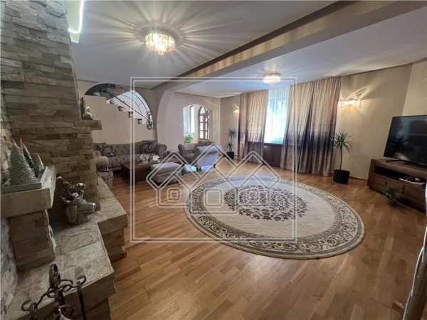 Casa cu 7 camere, individuala - medias - teren si garaj