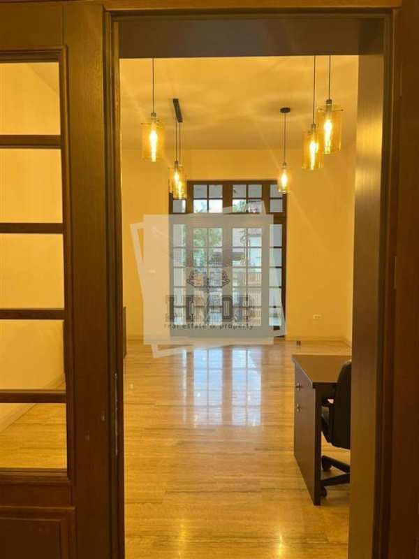 Casa 320 mpu 7 camere  4 parcari pretabila birouri zona centrala