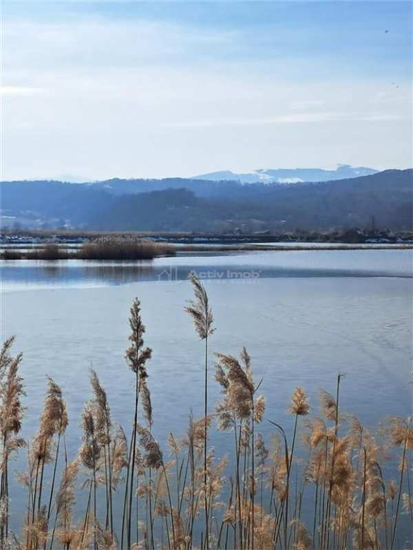 Paradis natural cu lac  perfect pentru agrement sau investitie