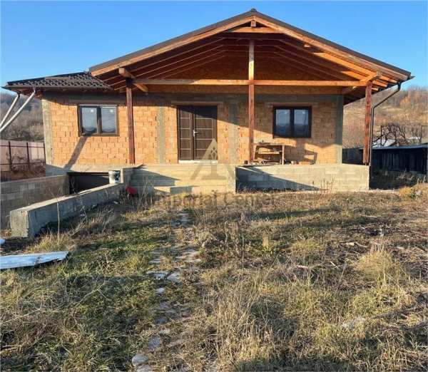 Casa demisol+ parter si teren de vanzare bogdanesti - bacau