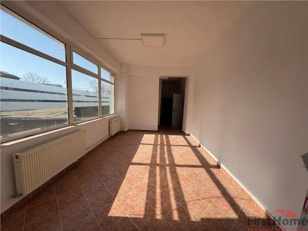 Sp comercial stradal, 70 mp, trifazic, 3 intrari, b.dul independentei