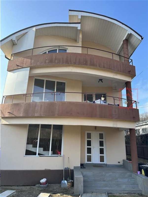 Casa ãâ®ndividuala de vãâ¢nzare, luna de sus