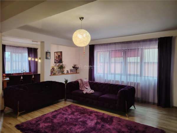 Casa cu 7 camere, situata central în paulesti pe o stradă linistita, se vinde mobilata si utilata lux