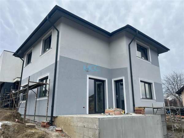 Vand casa cu 3 dormitoare in rediu