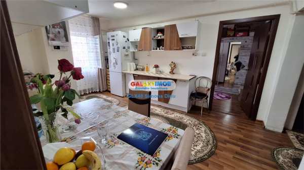Vanzare apartament 4 camere , etaj 1  targoviste