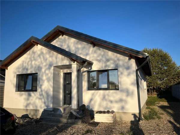 Reco casa plan parter cu 3 dormitoare, 2 bai in osorhei