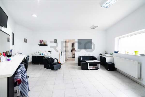 Reco apartament transformat in spatiu comercial osorhei zona centrala.