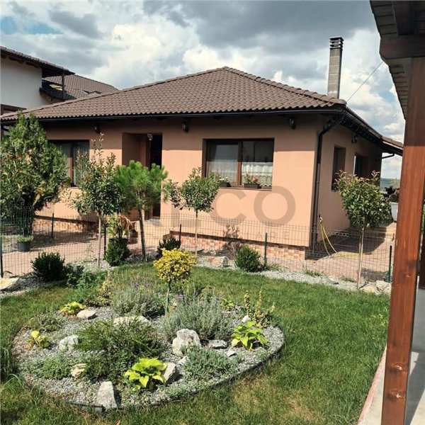 Reco casa familiala cu gradina in paleu