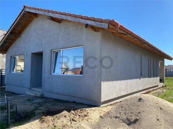 Reco casa in paleu zona linistita cu toate utilitatile