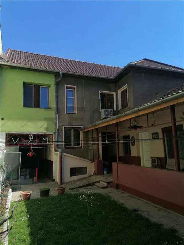 Reco casa 8 camere zona centala singur in curte