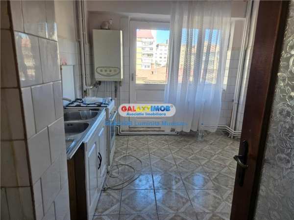 Vanzare apartament 5 camere decomandat targoviste central